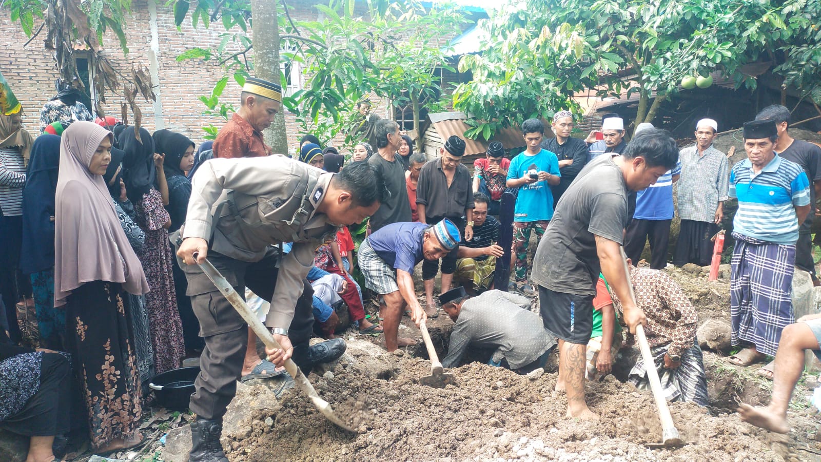 Cangkul di Tangan Polisi: Kisah Aiptu Jusman Menggali Makna Kemanusiaan di Pemakaman Desa