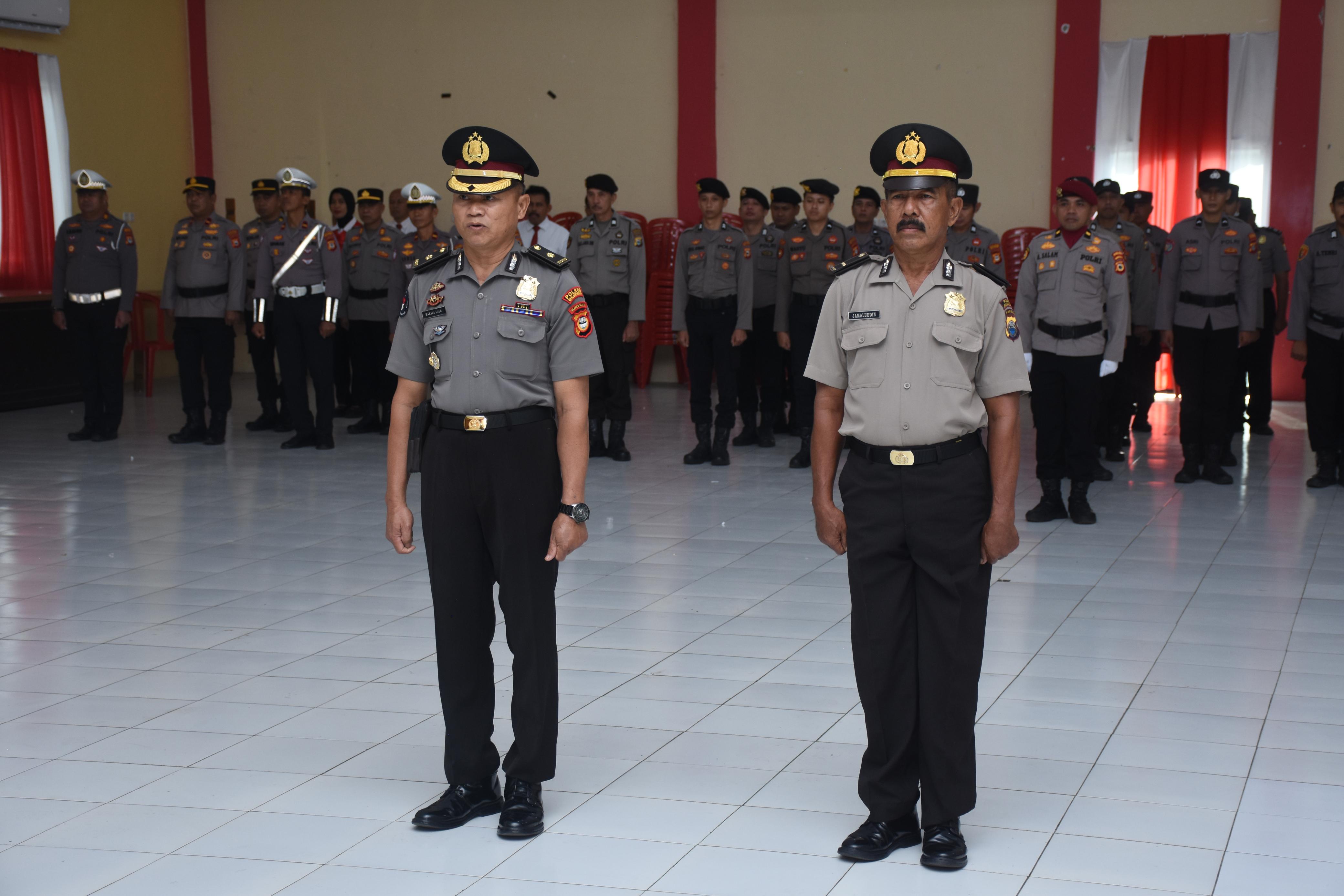 Dua Personel Polres Bulukumba Terima Kenaikan Pangkat Jelang Purna Tugas